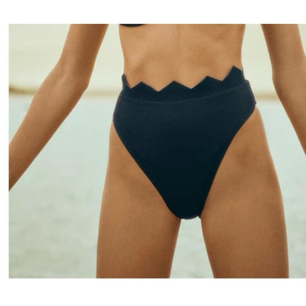 +VIX Bikini Bottom Size Small
Paula Hermanny Bandeau Imani
Hot Pants Black